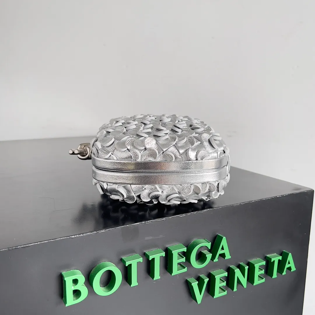 Batch 2060 Bottega Veneta 24 spring fashionable petal woven evening bag. No logo, no matter how shiny, this evening bag has gorgeous colors and eye-catching colors, and the forging of petal craftsmanship reveals the prosperity of spring. Original leather ➕ stainless steel hardware ➕ 24k real gold plating ➕ all handmade. Anyone who knows the history of our brand should have heard that the knot is a story of Bottega Veneta, and it is also one of the more important perfectly designed styles. Style number: 717622 Size: 20.5*6*12.5